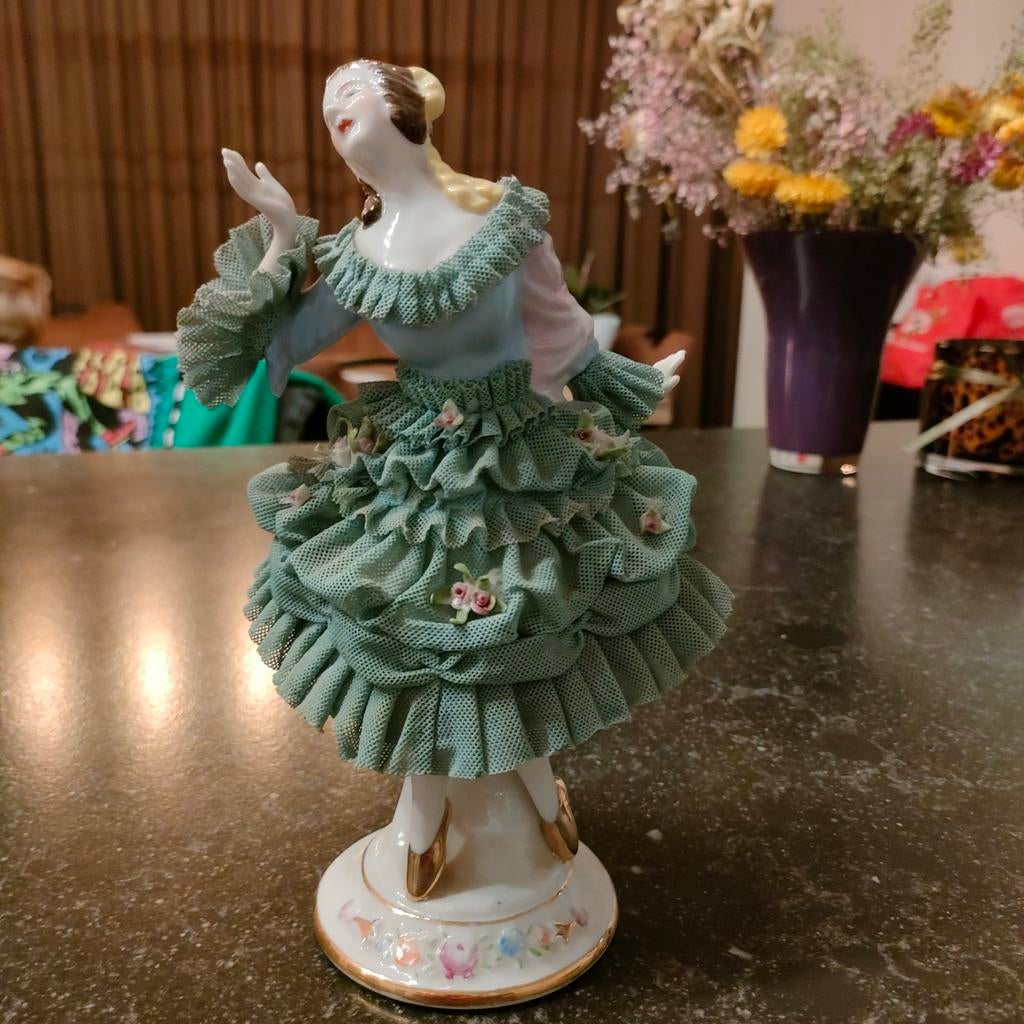 porseleinen Dresden kantfiguur beeldje, ballerina
21 cm hoog, Antiek en Kunst, Ophalen