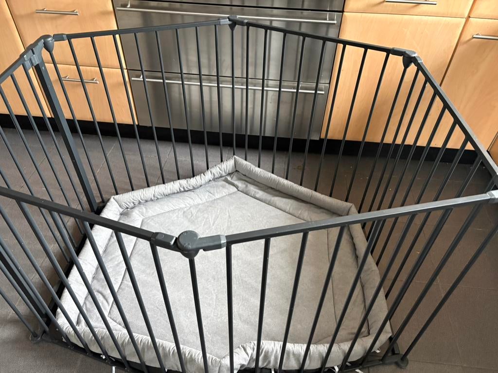 Zwarte grondbox metaal, Kinderen en Baby's, Ophalen, Zo goed als nieuw