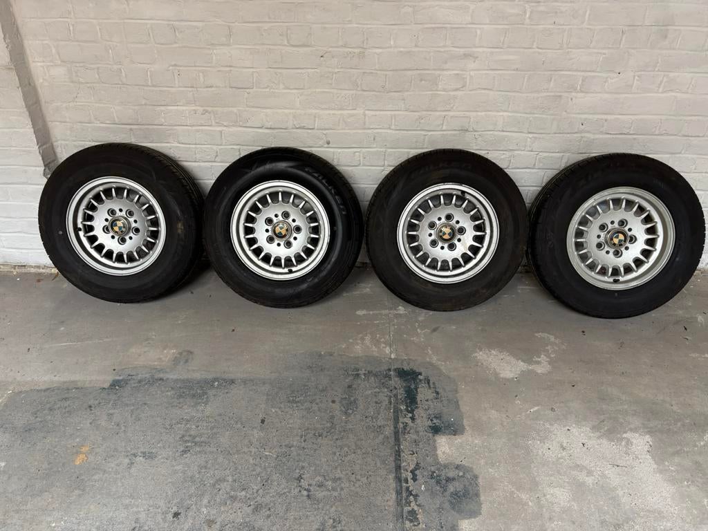 Bmw e28 1985 14 pouce - 205 70 14 98 - très bons pneus d'été, 14 pouces, Véhicule de tourisme, Pneus été, 205 mm