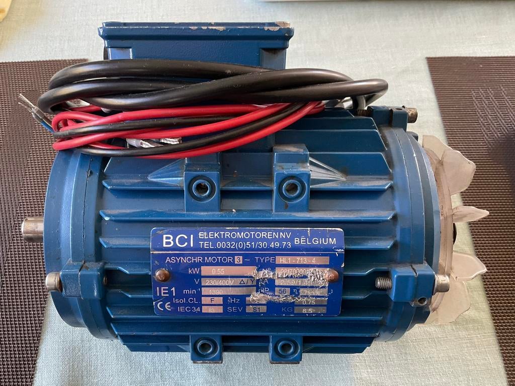 Programmeerbare frequentieregelaar + motor 3 fasen, 0,55 kW, Doe-het-zelf en Bouw, Motoren, Ophalen, Zo goed als nieuw, Elektromotor