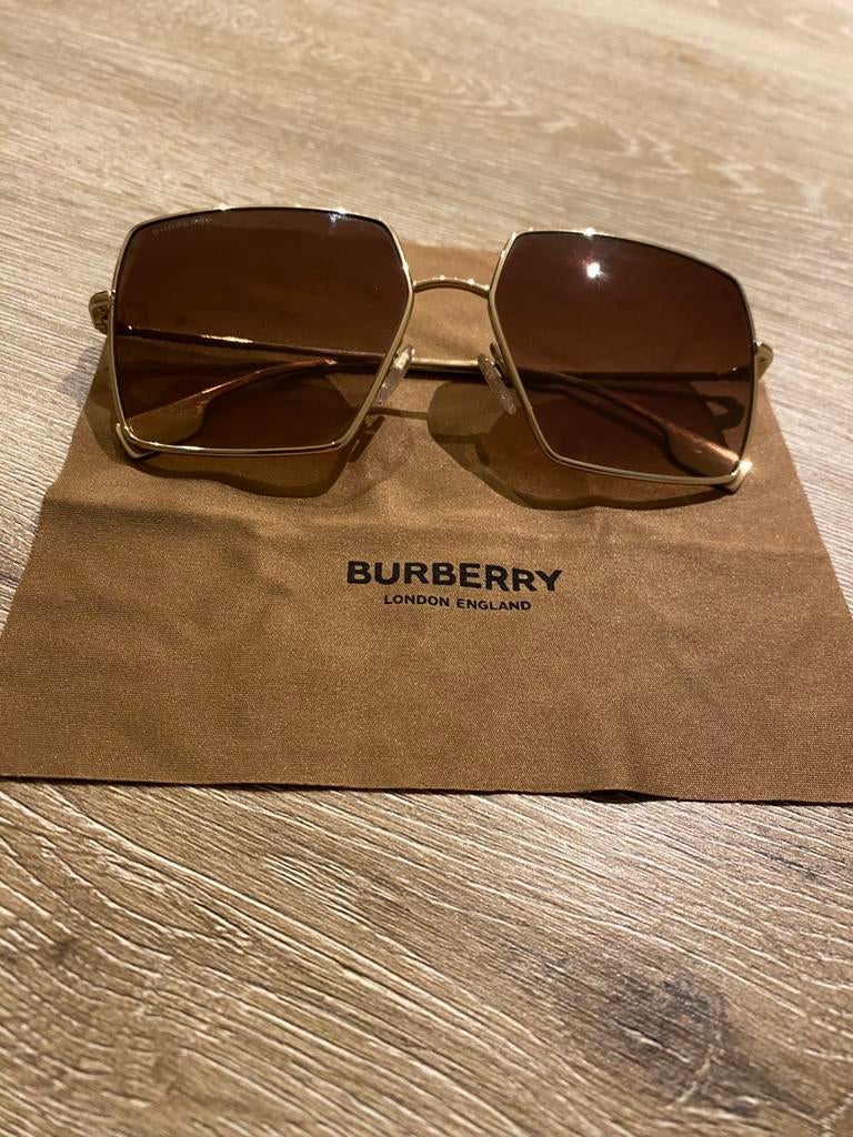 Burberry zonnebril, Ophalen, Zo goed als nieuw, Zonnebril