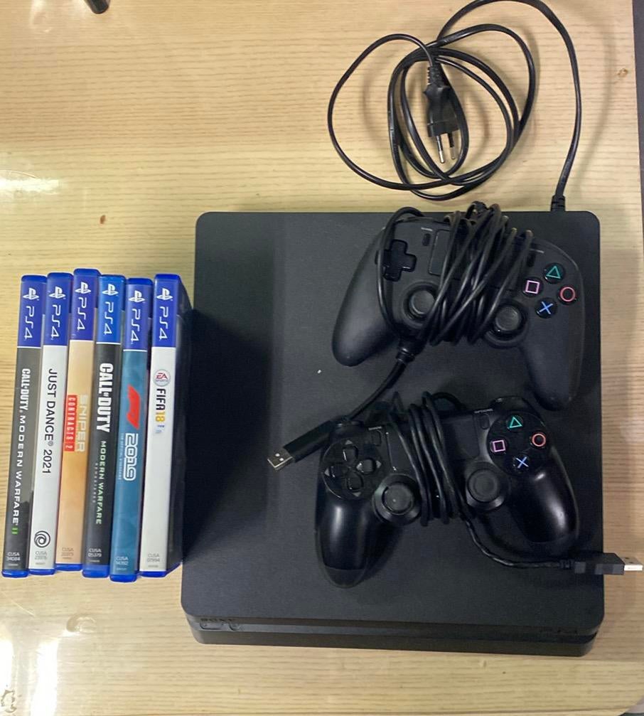 Playstation 4 met twee controllers en spelletjes., Enlèvement, Comme neuf