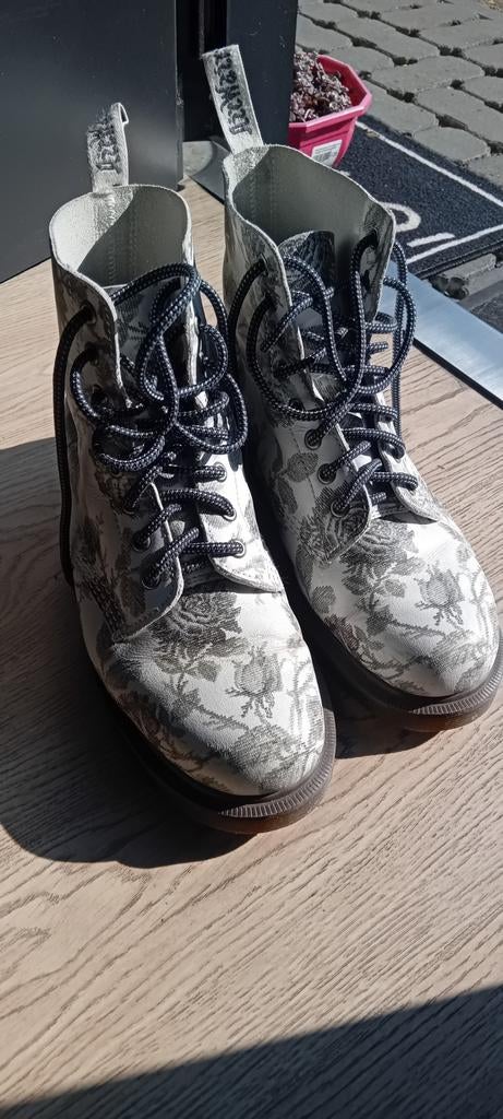 Dr.Martens laars, Ophalen