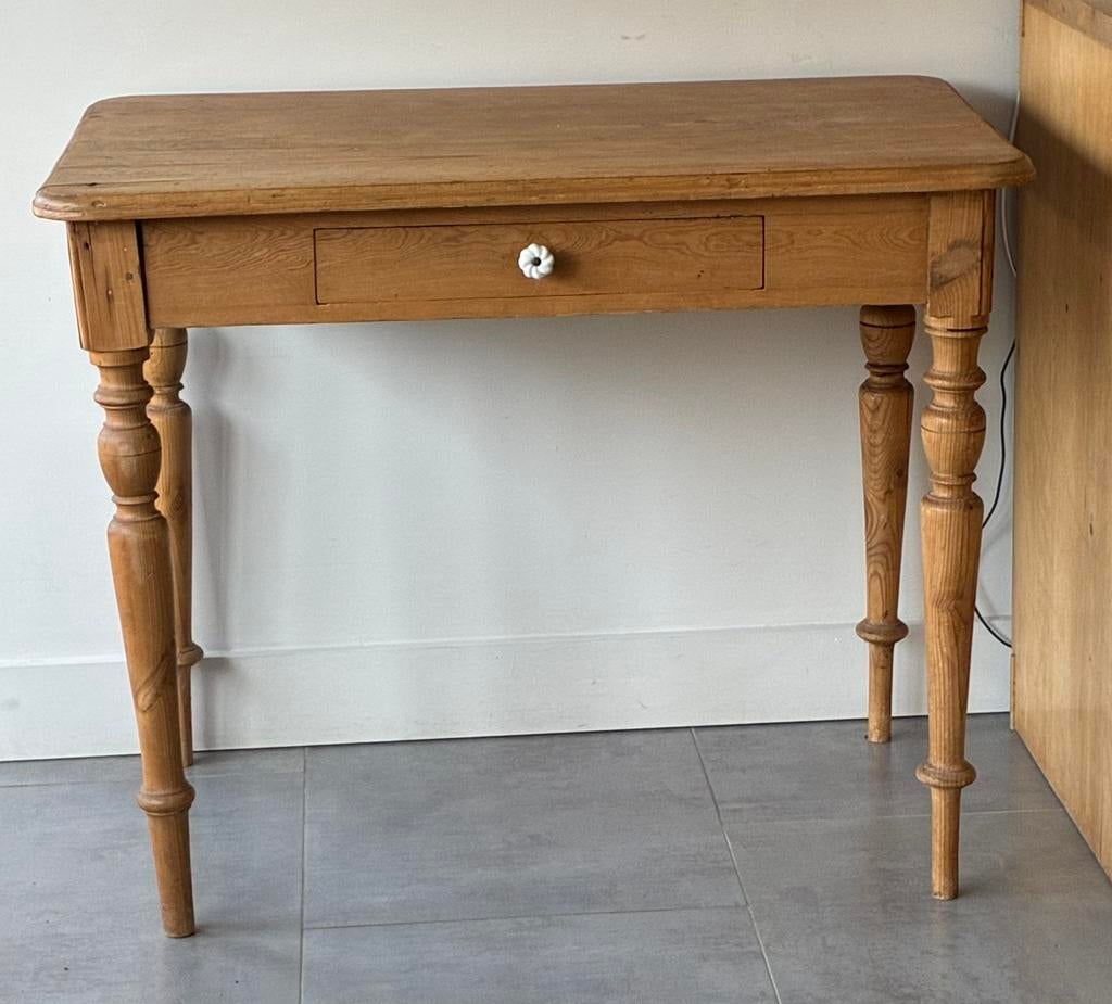 Jolie petite table en pin ancien, Antiquités & Art, Enlèvement