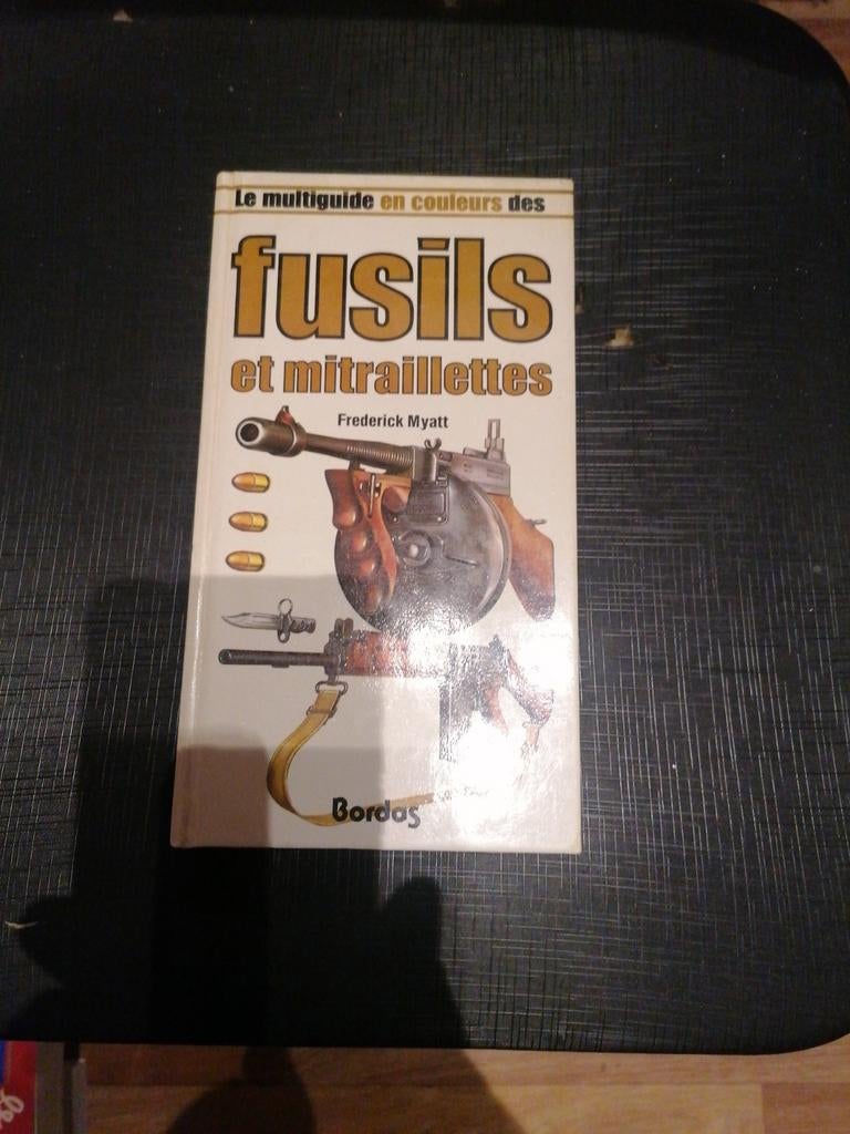 Boek over geweren en. Machinegeweren., Verzamelen, Militaria | Algemeen, Ophalen of Verzenden