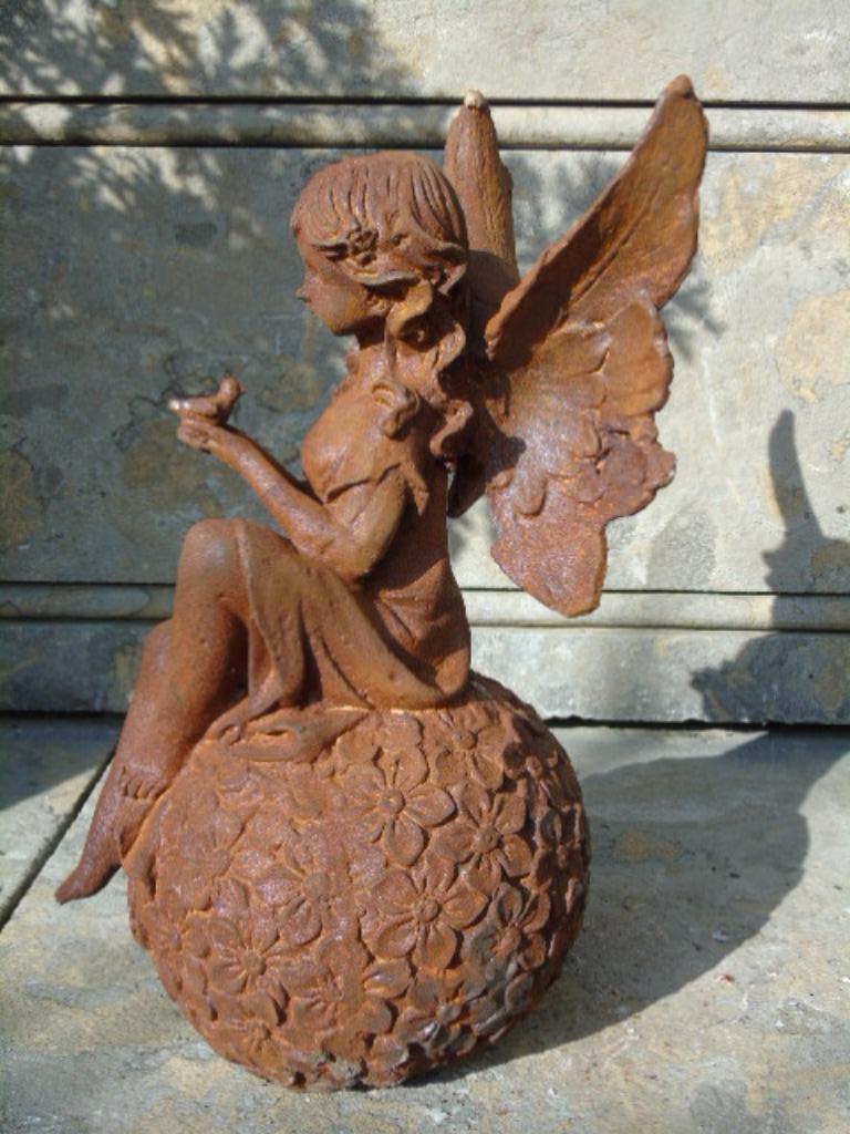 Een elf zittend op een roestige gietijzeren bloembal, Ophalen, Nieuw