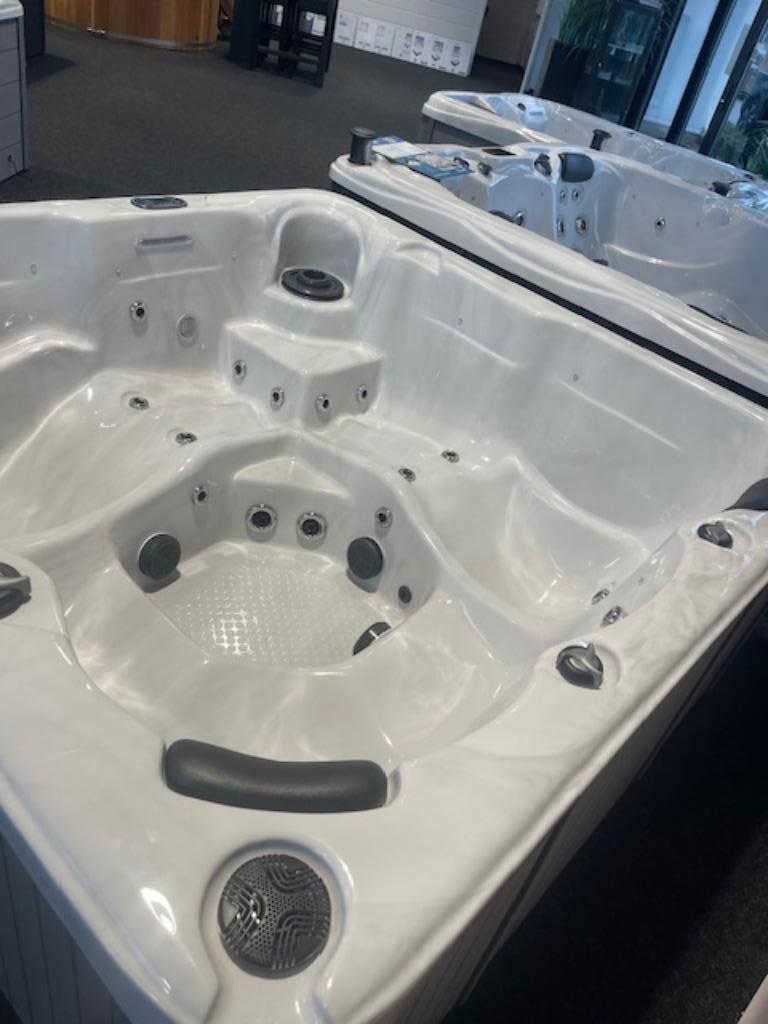 Goldline Spa 5 persoons acties extra kortingen!, Tuin en Terras, Ophalen, Nieuw, Trap, Vast