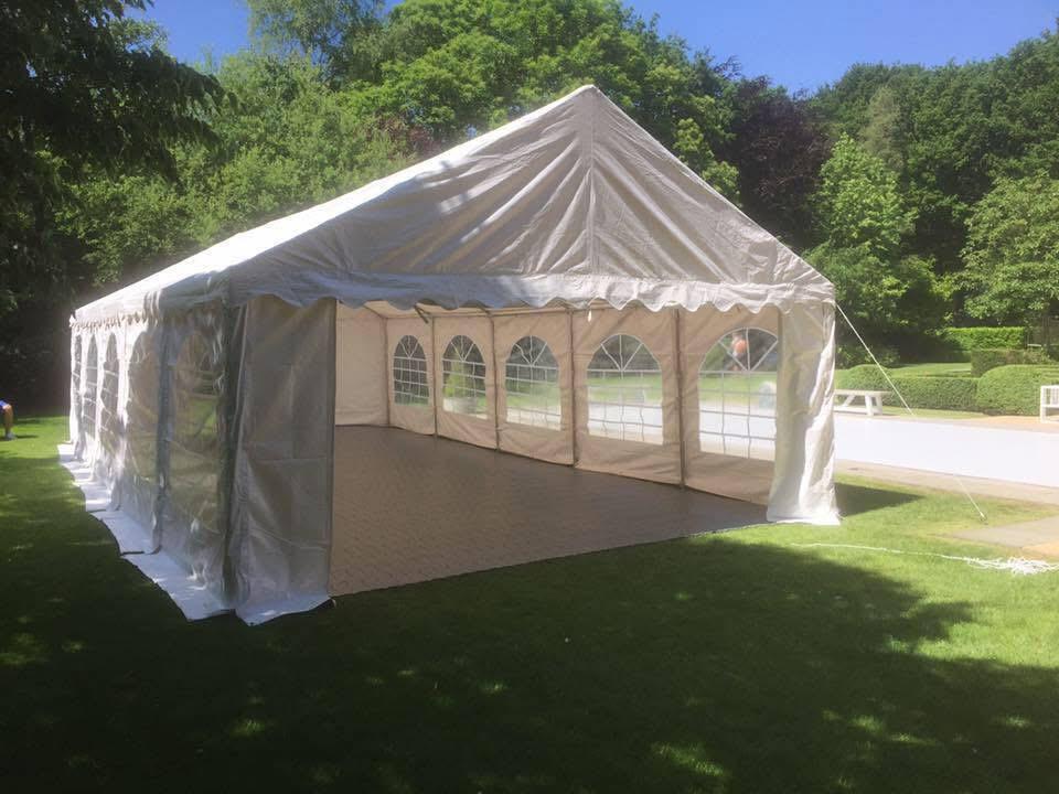 Tent van 5op10 + vloer van 50M2 speciaal voor grasperken, Ophalen, Gebruikt