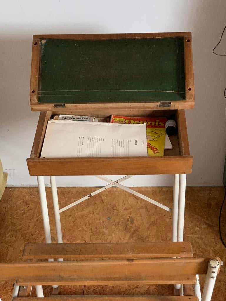 School bankje met schrijfbord, Ophalen