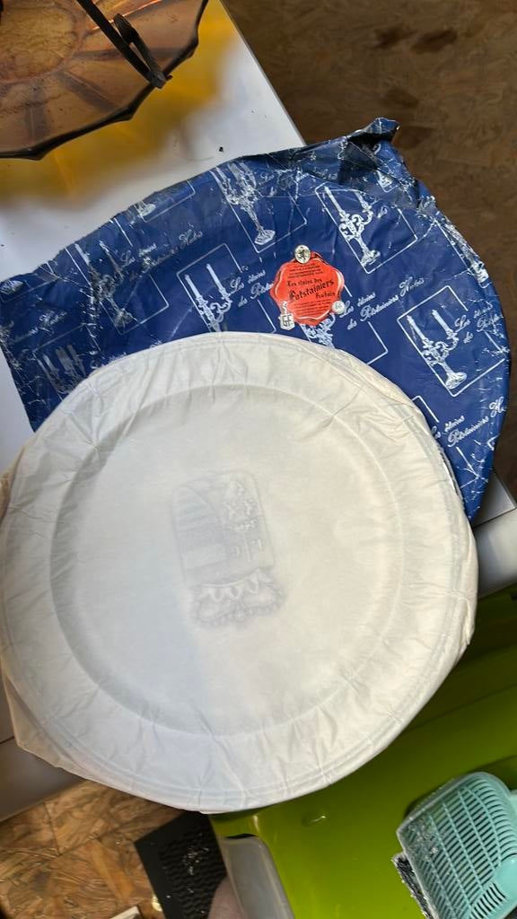 Assiette etain, Enlèvement