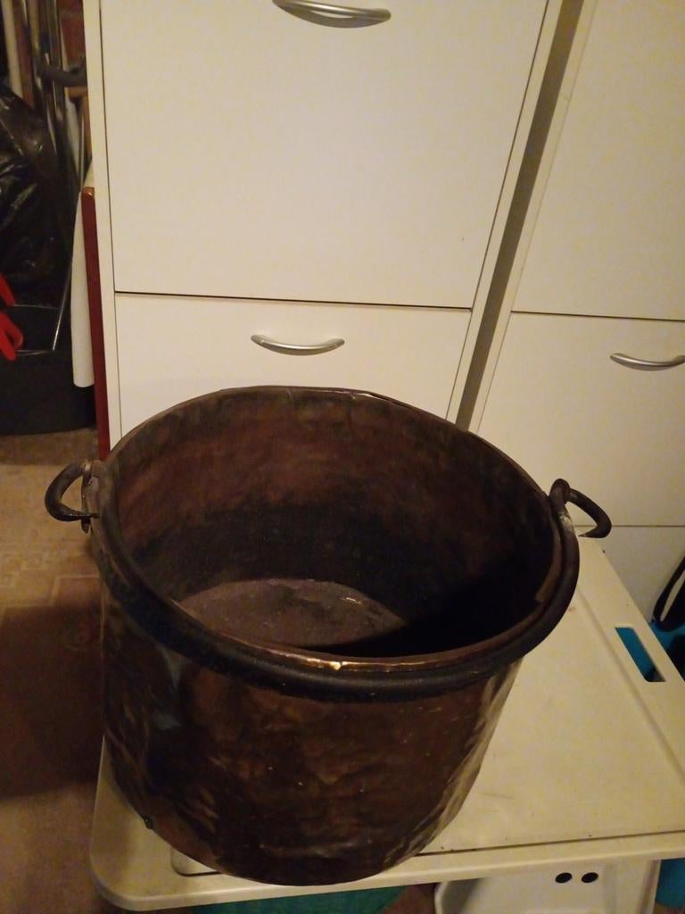 Koperen ketel  met hengel,heel oud,licht beschadigd ,, Ophalen
