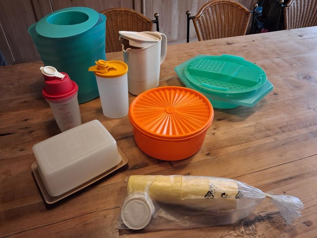 TUPPERWARE ALLERHANDE KANNETJES, DOZEN, POTJES, BEKERS EN GA, Maison & Meubles, Cuisine| Tupperware, Enlèvement, Utilisé