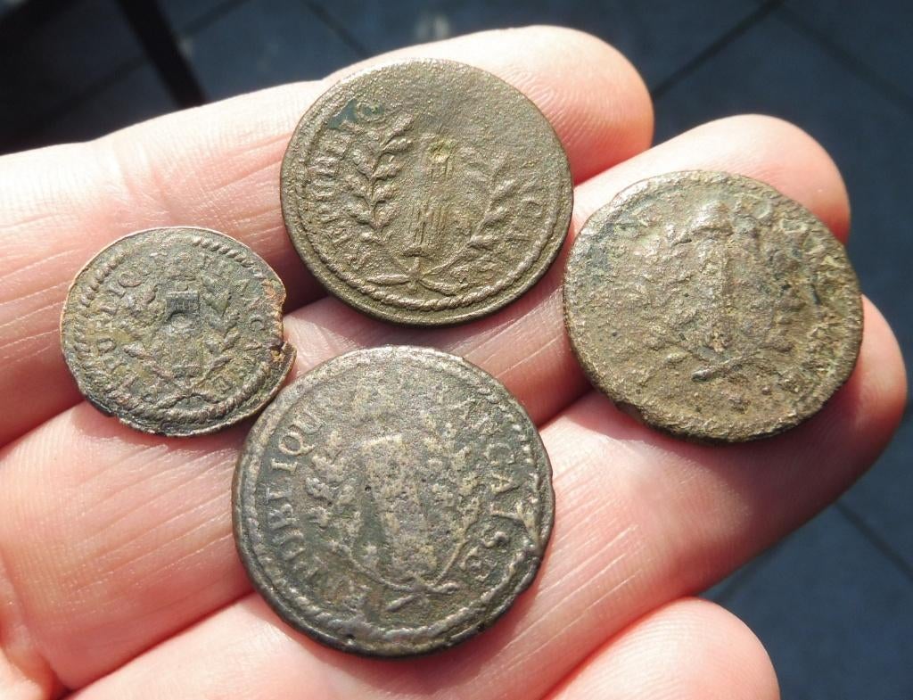 4 x boutons d'uniforme militaire français de Napoléon, Collections, Envoi, Armée de terre, Douilles ou Pièces de fouille