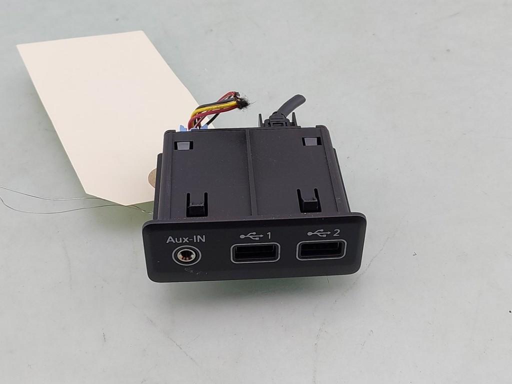 PORT AUX/USB Renault Megane IV Estate (RFBK) (|280231941R|), Renault, Utilisé, Peter-Huppertz-Straße 5
51063  Köln, DE, Dialog.deutschland@renault.de