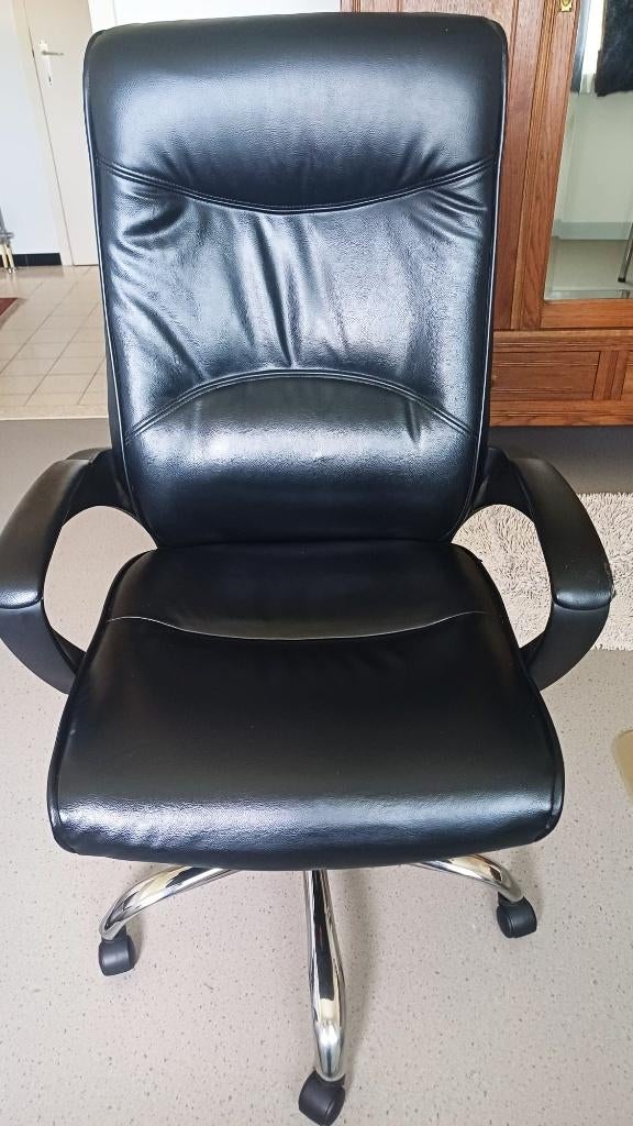 Te koop:In zeer goede staat! Zwarte bureaustoel op wieltjes., Ophalen, Zo goed als nieuw, Zwart, Bureaustoel