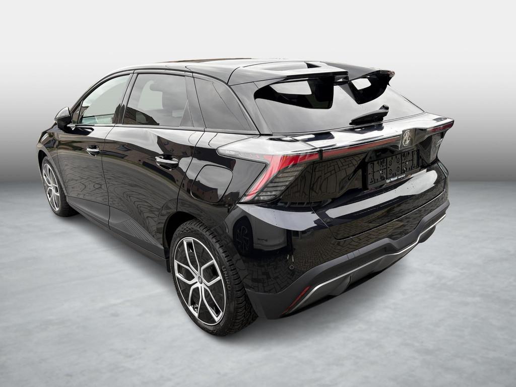 MG MG4 64 kWh Luxury, Auto's, MG, Automaat, Gebruikt, 1675 kg, Zwart