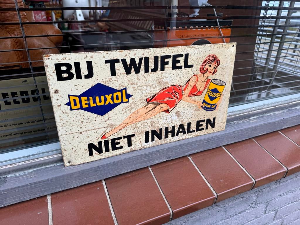 Ancien panneau publicitaire d'huile moteur DELUXOL, Collections, Marques & Objets publicitaires, Enlèvement ou Envoi, Utilisé