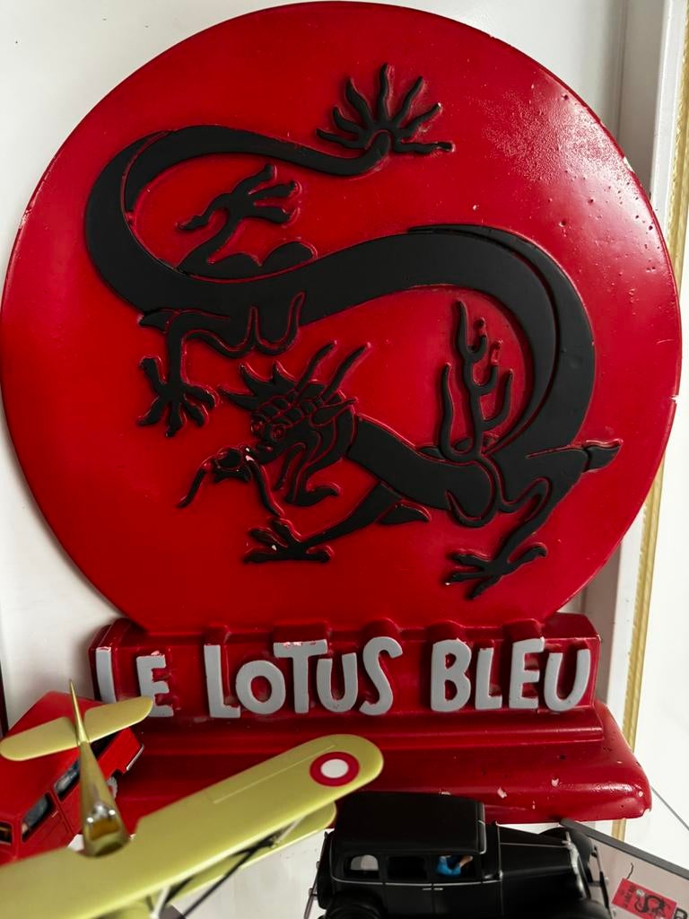 Kuifje reclame bord blauwe lotus 30 cm, Verzamelen, Ophalen of Verzenden, Kuifje, Zo goed als nieuw