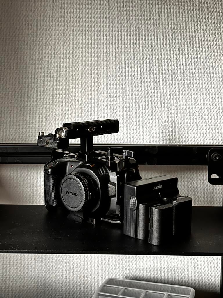 Blackmagic Pocket 4K + kit + Viltrox EF speedbooster 0.71x, Enlèvement, Neuf, Caméra