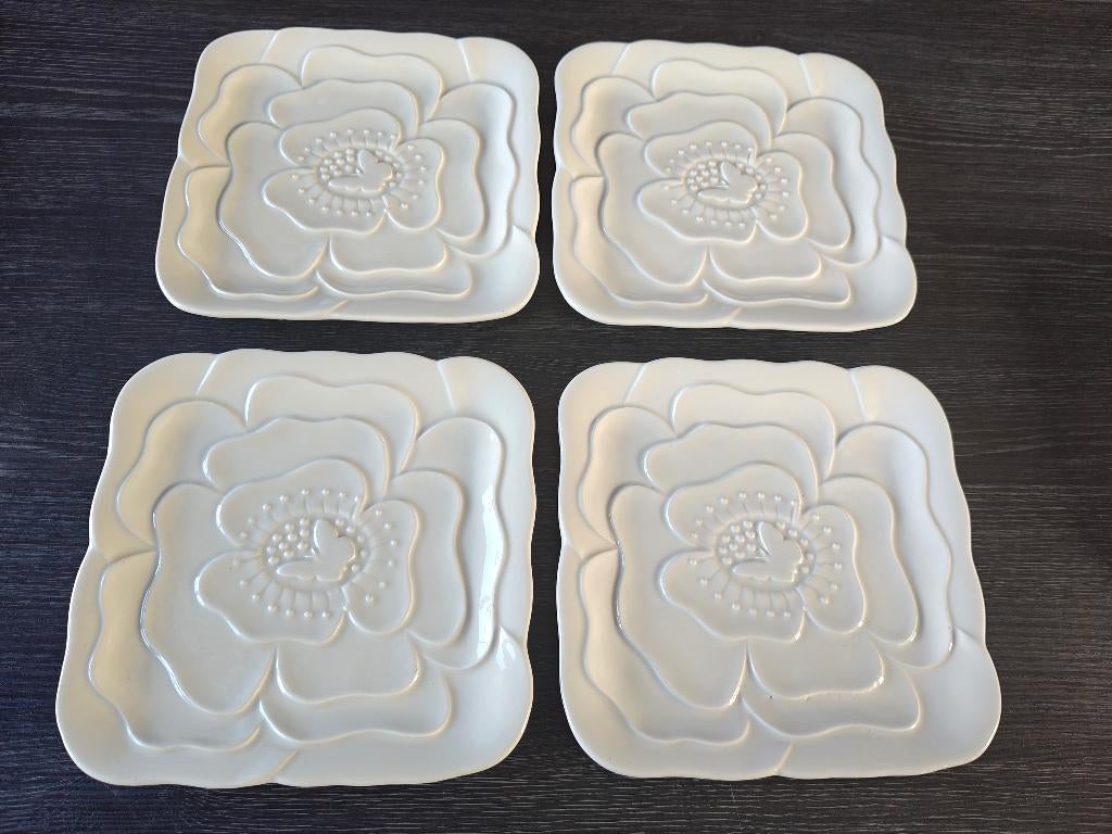 8 assiettes carrées avec papillon en relief sur fleur, Maison & Meubles, Enlèvement ou Envoi, Comme neuf, Assiettes(s)