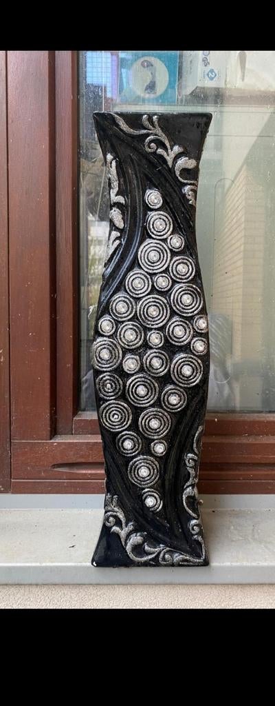 Grand vase noir design, Enlèvement