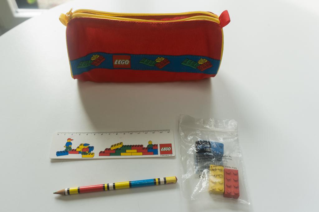 Vintage Lego set: pennenzak + gom, potlood, meetlat uit 1990, Ophalen of Verzenden, Nieuw, Lego
