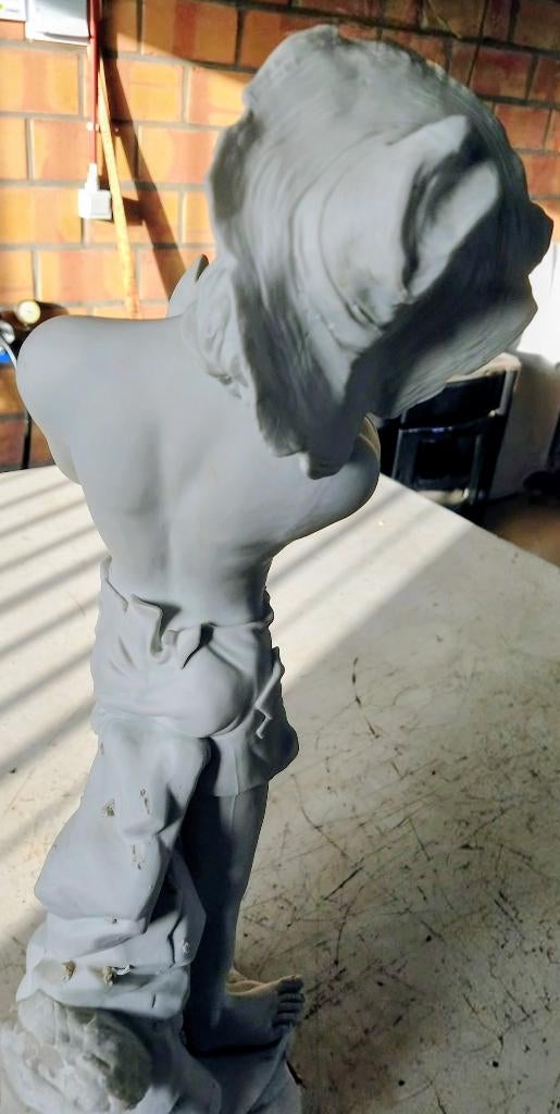 Statue de pêcheur en porcelaine, Enlèvement