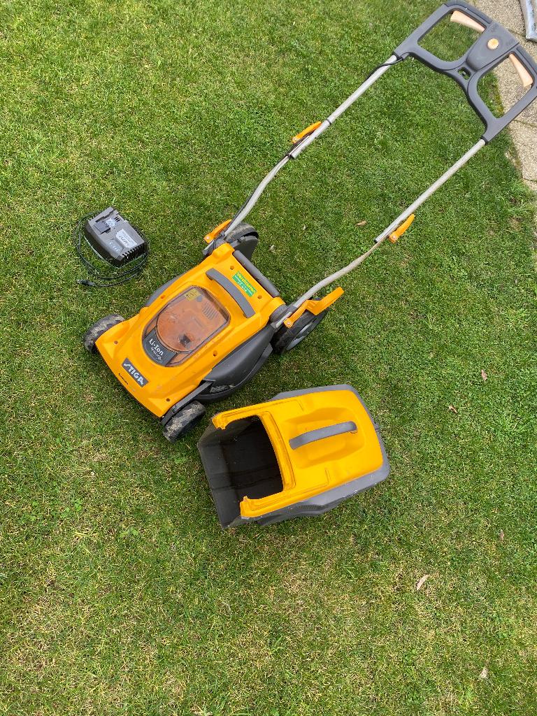 Stiga accu grasmaaier en kantenmaaier, Jardin & Terrasse, Tondeuses à gazon, Utilisé, Tondeuses à gazon sur batterie, 40 à 49 cm