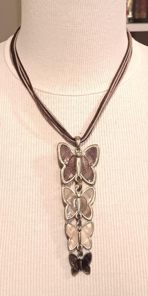 Collier fantaisie papillons, mesurant 49 cm.  🤩, Bijoux, Sacs & Beauté, Colliers, Enlèvement ou Envoi, Comme neuf, Avec pendentif