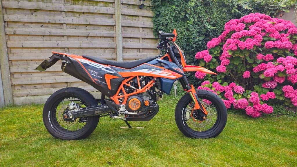 Ktm 690 SMC-R 2023 (showroomstaat) + 2 nieuwe banden