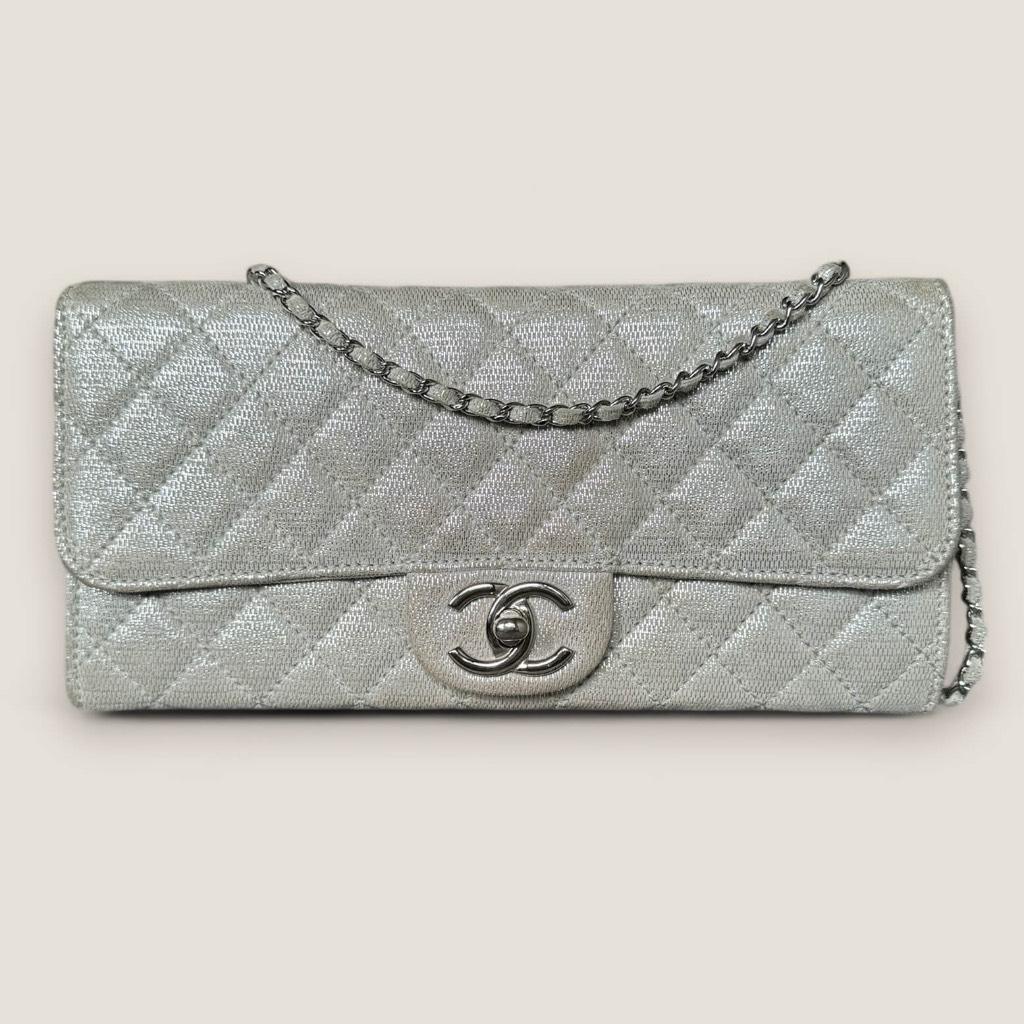 Chanel East West clutch on chain zilver, Handtassen en Accessoires, Tassen | Damestassen, Gebruikt, Avondtasje, Overige kleuren