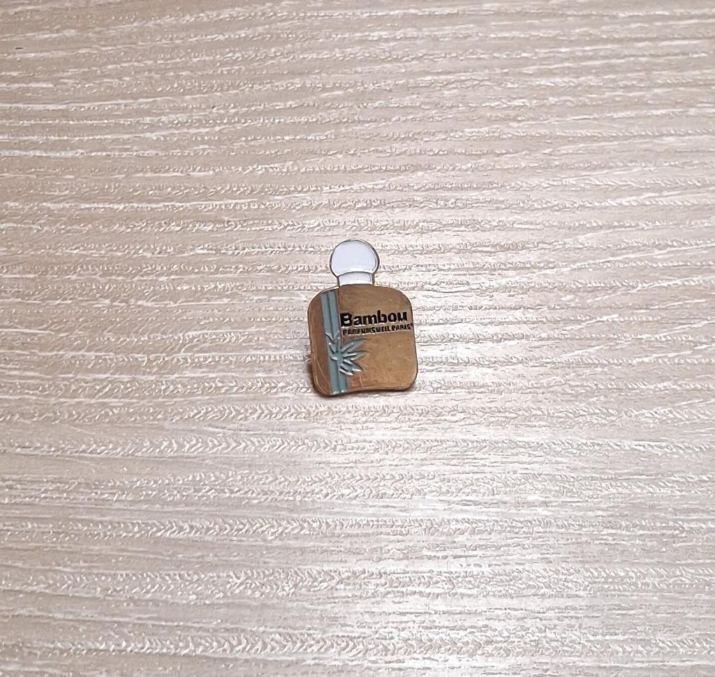 PIN - BAMBOU - PARFUM - PERFUME, Verzenden, Gebruikt, Merk, Speldje of Pin