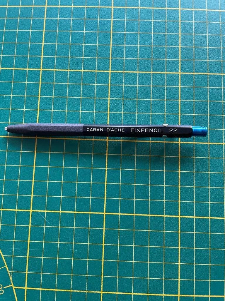 Vintage Caran d'Ache fixpencil 22 blue push button, Collections, Enlèvement ou Envoi