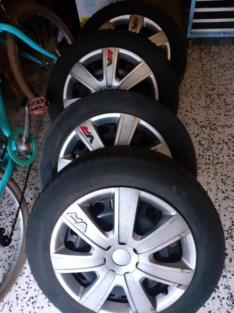 4 PNEUS NEIGE SUR JANTES + ENJOLIVEURS, Enlèvement, Utilisé