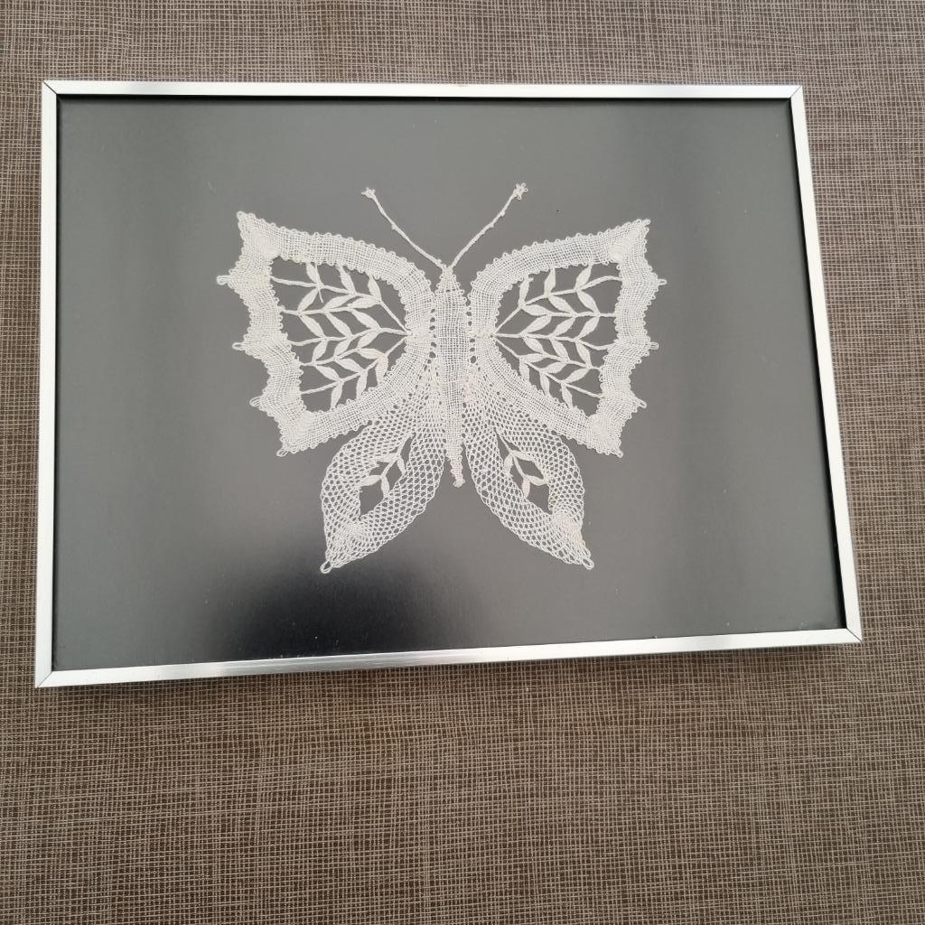 4 ingekaderde handwerkjes - kant- en naaldwerk, Ophalen of Verzenden, Gebruikt, Klos(sen)