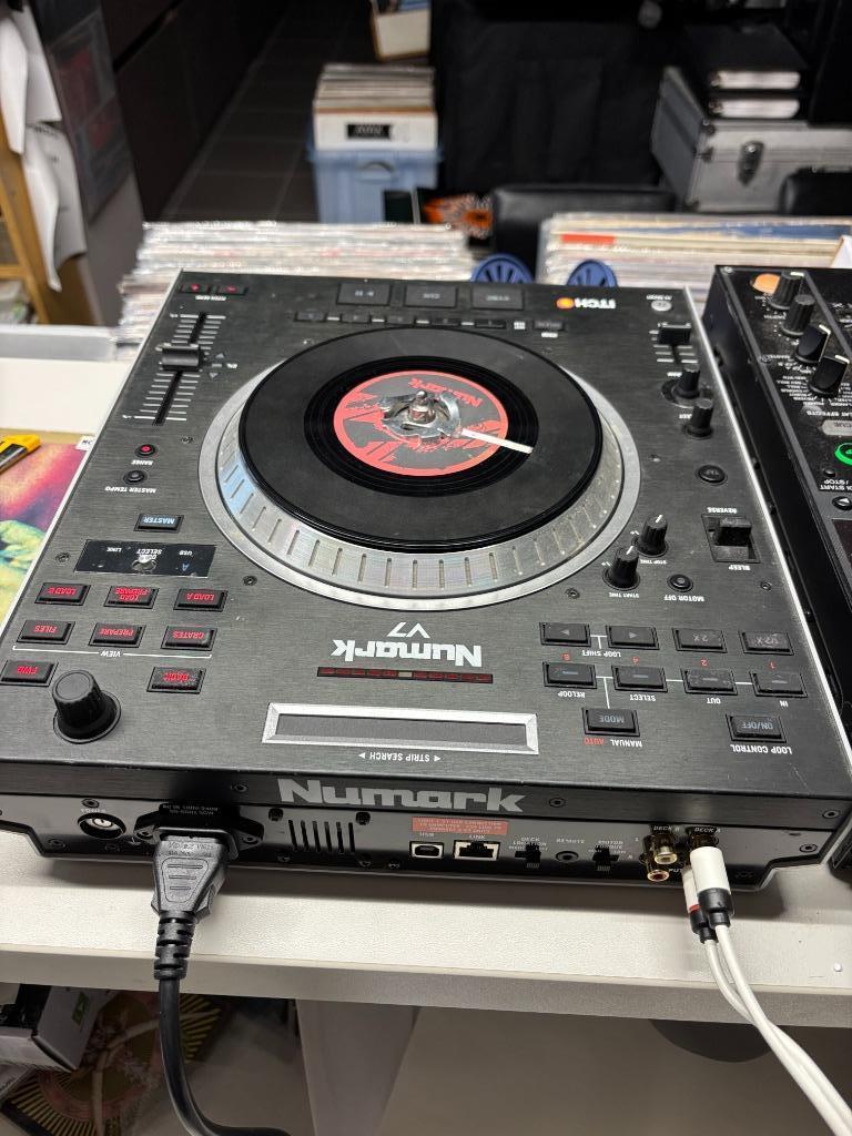 2 Numark V7 SPELERS // NIEUWE PRIJS, Musique & Instruments, DJ sets & Platines, Utilisé, Platine, Numark, Enlèvement ou Envoi