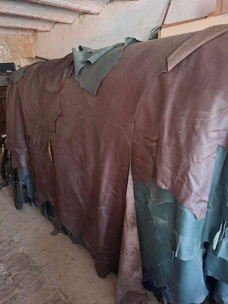 Cuir / Peaux de vache !  DOIT PARTIR, Hobby & Loisirs créatifs, Tissus & Chiffons, Comme neuf, 120 cm ou plus, Bleu, Cuir ou Similicuir