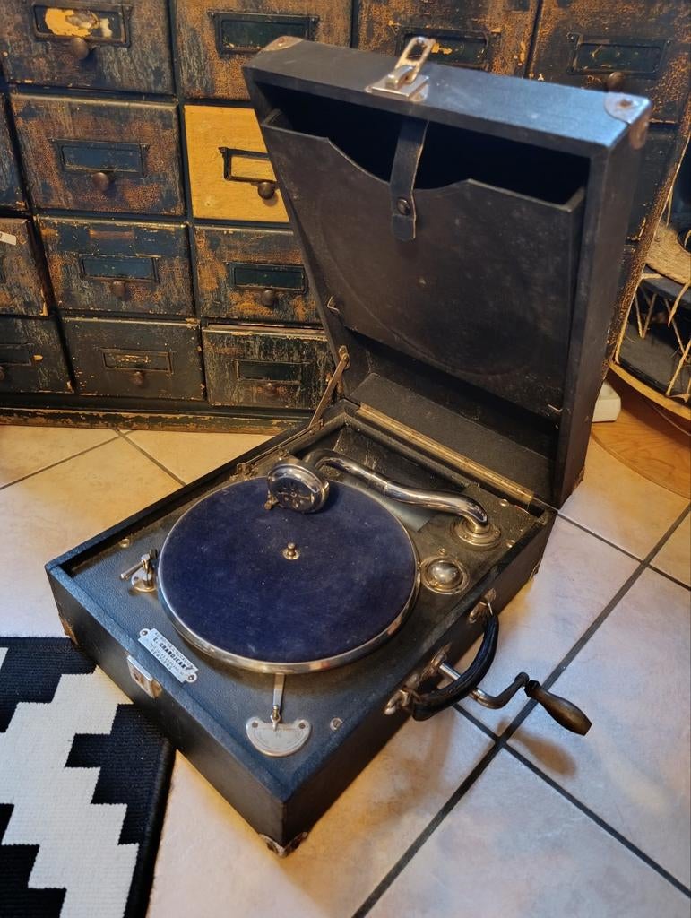 Charmant gramophone portable British, Antiquités & Art, Antiquités | TV & Hi-Fi, Enlèvement ou Envoi