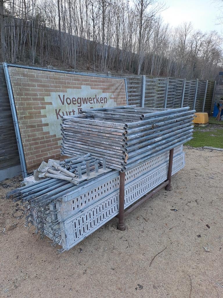 Ijzeren stelling. Goed voor 75 m². Roosters van 3m lang., Ophalen