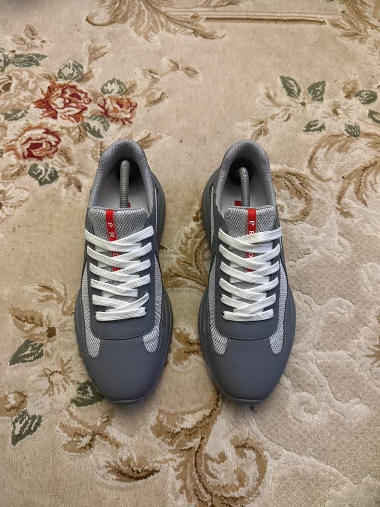 Prada cups, Enlèvement, Comme neuf