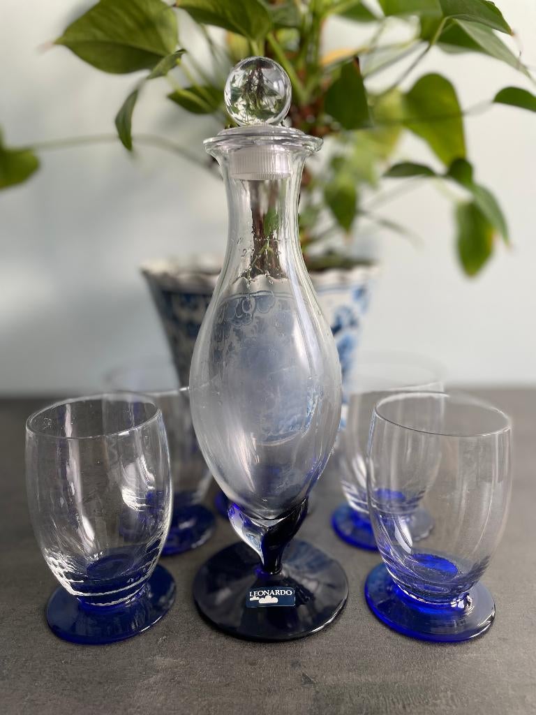 Vintage glazen karaf en vijf glaasjes met blauwe voet, Antiek en Kunst, Antiek | Glaswerk en Kristal, Ophalen