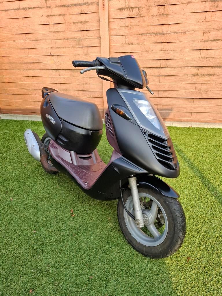 a klasse aprilia sonic, Enlèvement, Essence