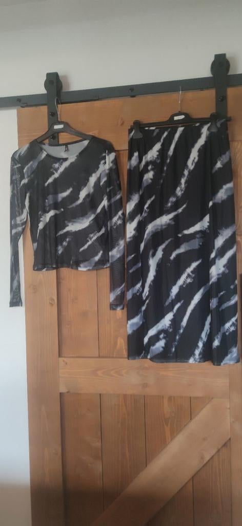 Setje Only rok en t shirt maat M, Kleding | Dames, Ophalen, Maat 38/40 (M), Cocktailjurk