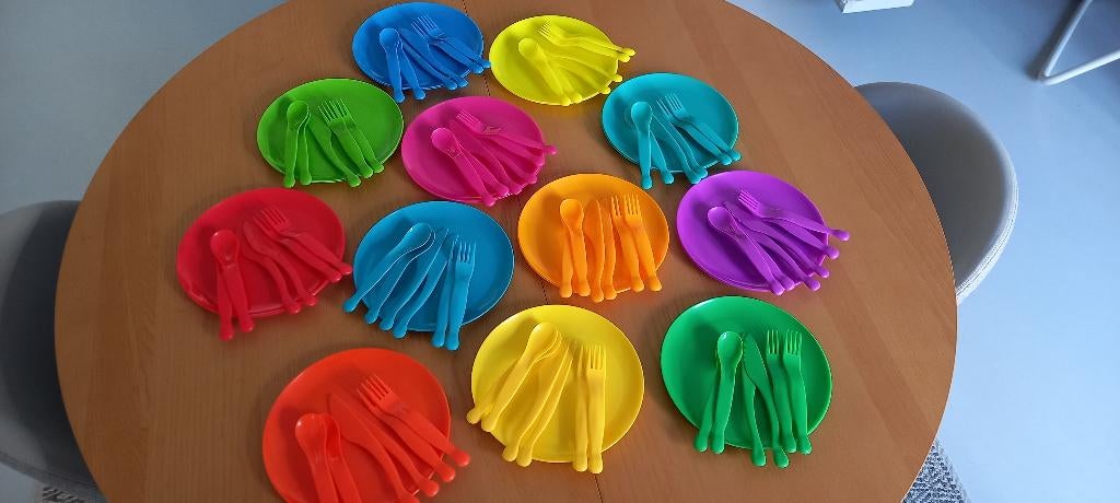 24 delig stevig plastiek borden kinderfeestje/kamperen/..., Huis en Inrichting, Keuken | Servies, Ophalen, Overige materialen