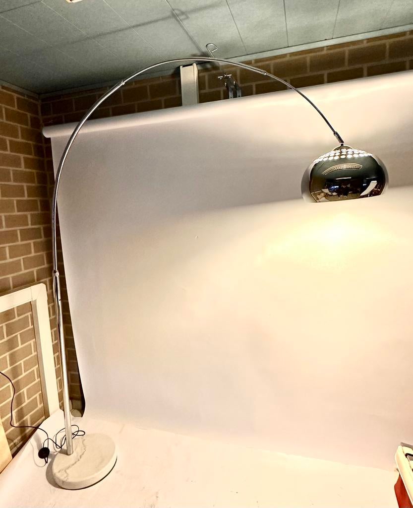 Retro chrome booglamp in jaren ‘70-stijl in perfecte staat, Huis en Inrichting, Lampen | Vloerlampen, Zo goed als nieuw, 200 cm of meer