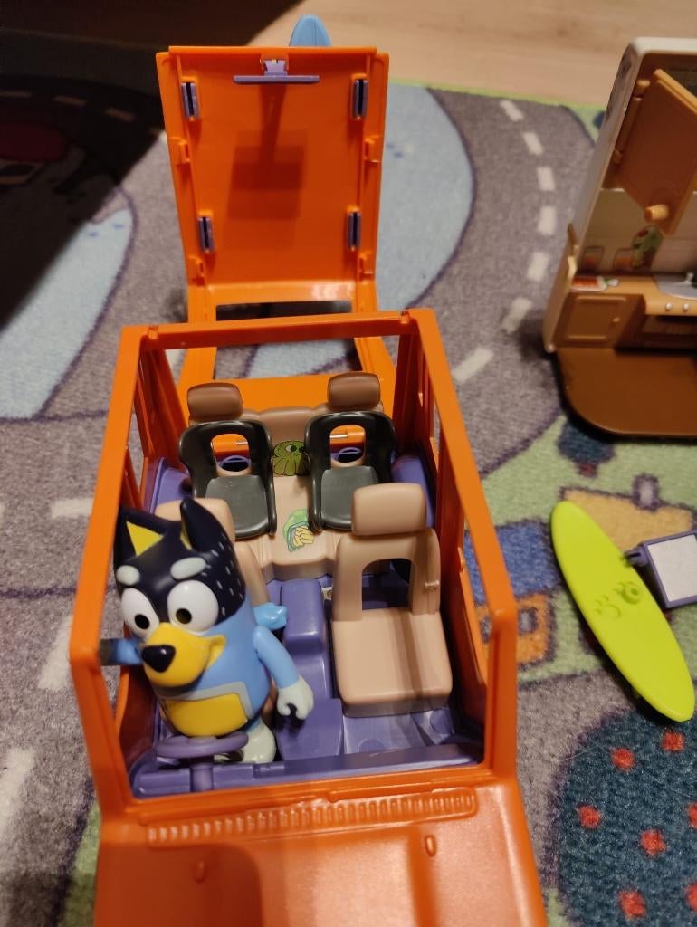 Bluey: auto met camper, boomhut en opbergdoos, Kinderen en Baby's, Speelgoed | Actiefiguren, Ophalen, Zo goed als nieuw