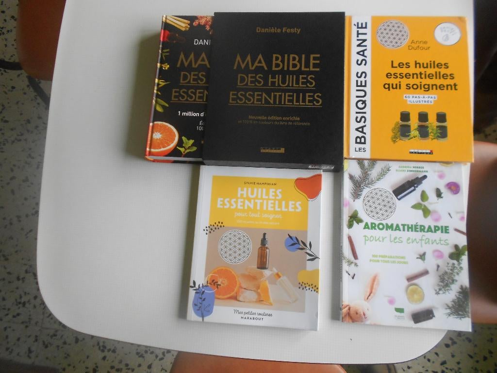 4 livres D'AROMATHERAPIEacheter 90 eur vend 45 eur, Livres, Essais, Chroniques & Interviews, Enlèvement ou Envoi, Comme neuf