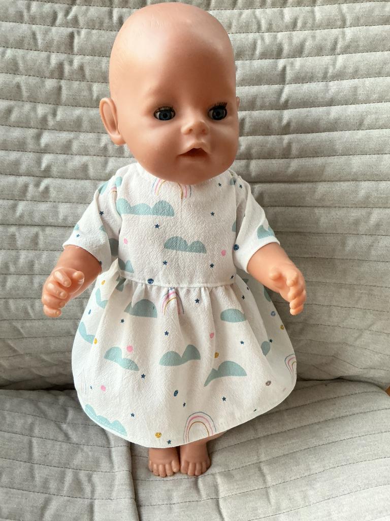 88. Babyborn: Nieuw jurkje met wolkjes en regenbogen, Kinderen en Baby's, Ophalen of Verzenden, Nieuw, Babypop