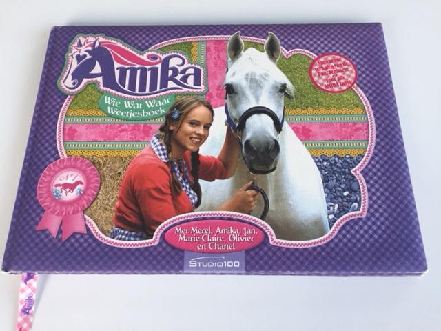 Amika / Wie wat waar weetjesboek, Ophalen of Verzenden, Zo goed als nieuw, Studio 100, Fictie algemeen