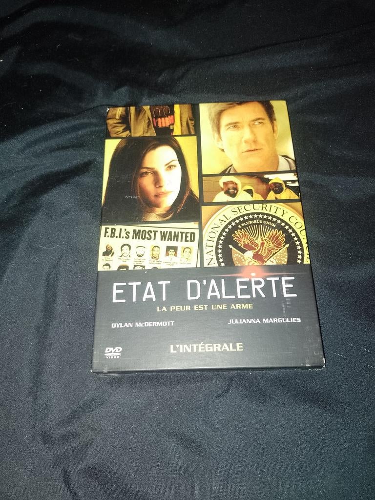 A vendre en coffret DVD l'intégral de la série État d'alerte, CD & DVD, Enlèvement ou Envoi, Drame, Coffret, Comme neuf